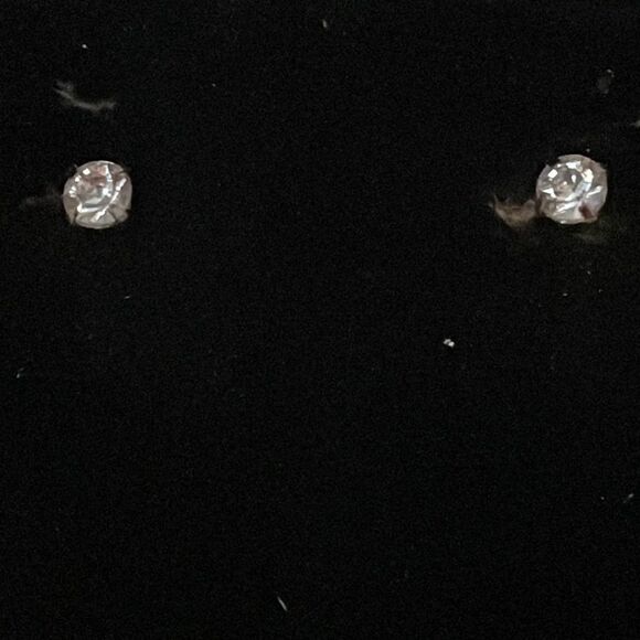 0.5” solitaire cut Austrian crystal stud earrings silver tone hypoallergenic pos - Picture 1 of 9